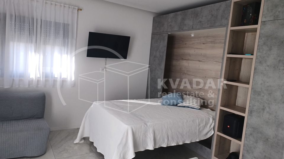 Prostrana garsonjera - Penthouse - veličanstven pogled - Kaštel Gomilica