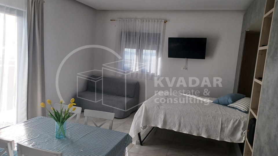 Prostrana garsonjera - Penthouse - veličanstven pogled - Kaštel Gomilica