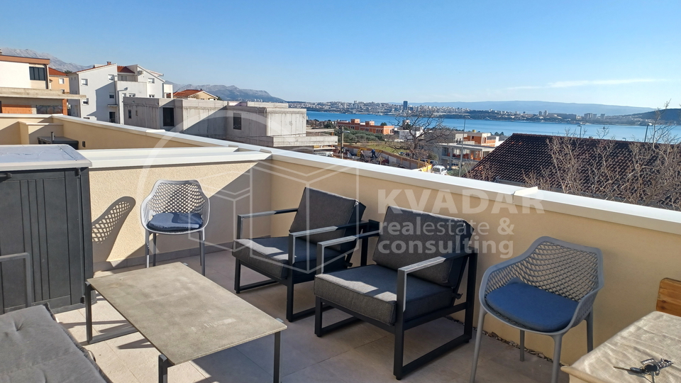 Prostrana garsonjera - Penthouse - veličanstven pogled - Kaštel Gomilica