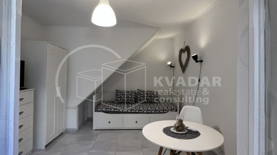 Odlična investicija! Prodaje se kuća u Šibeniku od 72 m2 s dva apartmana!