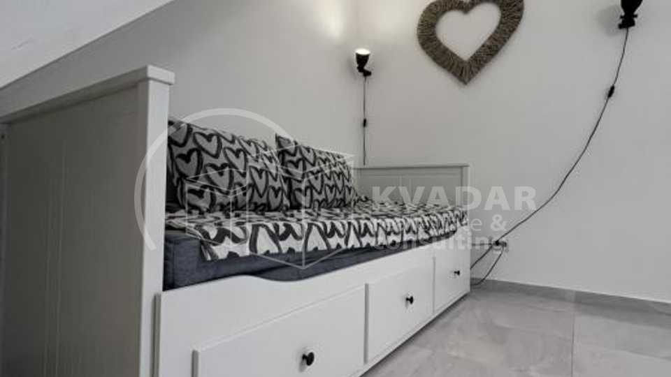 Odlična investicija! Prodaje se kuća u Šibeniku od 72 m2 s dva apartmana!