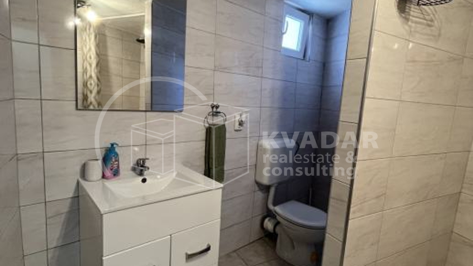 Odlična investicija! Prodaje se kuća u Šibeniku od 72 m2 s dva apartmana!