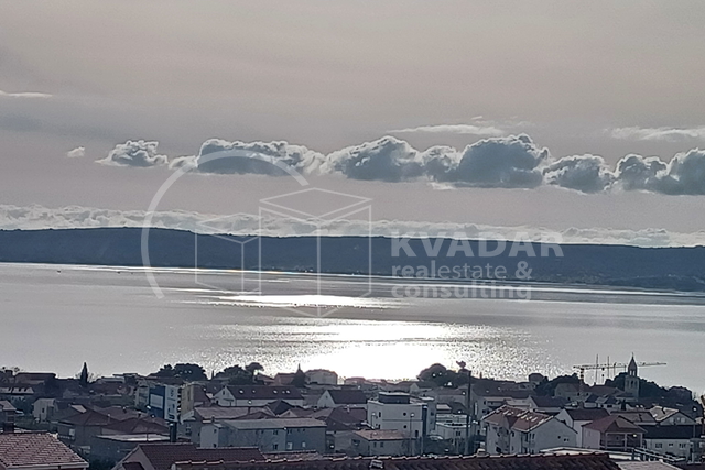 Prostrana garsonjera - Penthouse - veličanstven pogled - Kaštel Gomilica