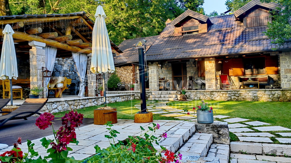 Luksuzno imanje sa dvije kuće i golf terenom, u srcu Like, Gračac