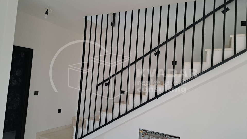 BEZ PROVIZIJE ZA KUPCA&excl;&excl;MALINSKA - Luksuzna novogradnja s bazenom i pogledom na more 139 m2 &lpar;Dvojna ku&cacute;a&rpar;