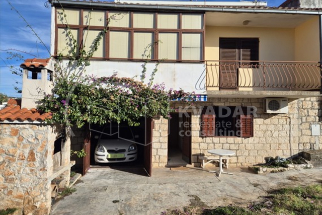 Terraced house, 2 floors, garage, yard - Okrug Gornji - center