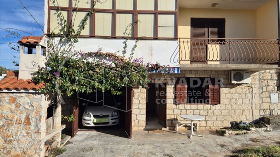 Terraced house, 2 floors, garage, yard - Okrug Gornji - center