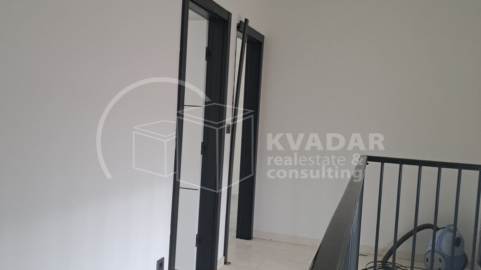 BEZ PROVIZIJE ZA KUPCA&excl;&excl;MALINSKA - Luksuzna novogradnja s bazenom i pogledom na more 139 m2 &lpar;Dvojna ku&cacute;a&rpar;