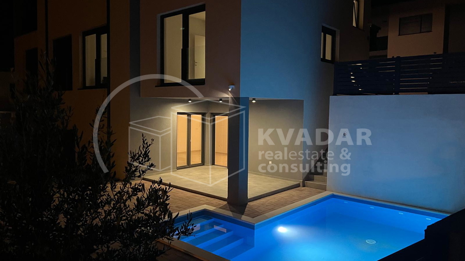 BEZ  PROVIZIJE &ast;&ast;&ast;&sol;Prodaje se luksuzni apartman-stan u Vodicama s bazenom &sol;147 m2&sol; Novogradnja&sol; Predivan pogled na more &excl;&excl;&excl;