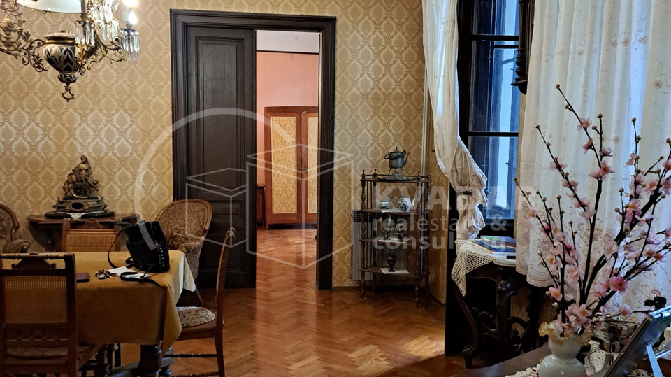 RIJEKA &sol; BULEVARD &ndash; EKSKLUZIVNI GOSPODSKI STAN U POVIJESNOJ VILI S POGLEDOM NA KVARNER 172&comma;27m2