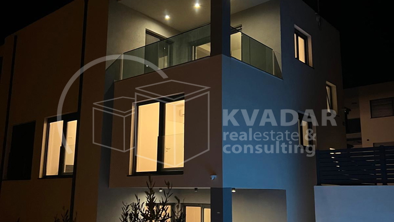 BEZ  PROVIZIJE &ast;&ast;&ast;&sol;Prodaje se luksuzni apartman-stan u Vodicama s bazenom &sol;147 m2&sol; Novogradnja&sol; Predivan pogled na more &excl;&excl;&excl;