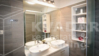 Privlaka-centar naselja&sol;DVOSOBAN STAN S PRIVATNIM BAZENOM&excl;