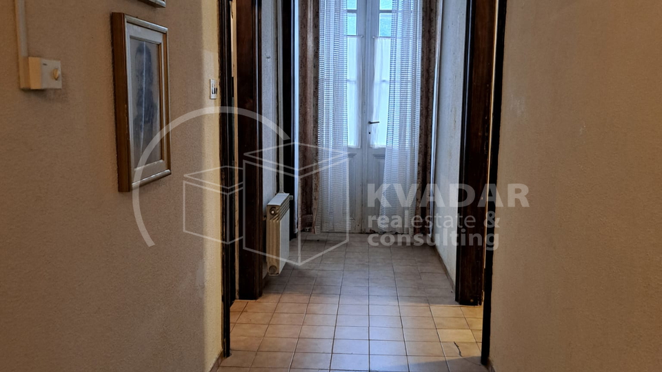 RIJEKA &sol; BULEVARD &ndash; EKSKLUZIVNI GOSPODSKI STAN U POVIJESNOJ VILI S POGLEDOM NA KVARNER 172&comma;27m2