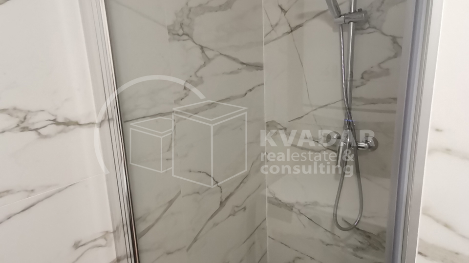 TRE&Scaron;NJEVKA&comma; NAJAM PREKRASNO URE&Dstrok;ENE KU&Cacute;E ZA RADNIKE
