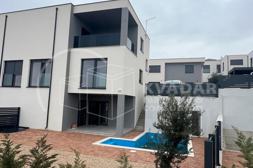 BEZ  PROVIZIJE ***/Prodaje se luksuzni apartman-stan u Vodicama s bazenom /147 m2/ Novogradnja/ Predivan pogled na more !!!