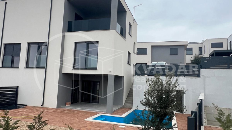 BEZ  PROVIZIJE &ast;&ast;&ast;&sol;Prodaje se luksuzni apartman-stan u Vodicama s bazenom &sol;147 m2&sol; Novogradnja&sol; Predivan pogled na more &excl;&excl;&excl;