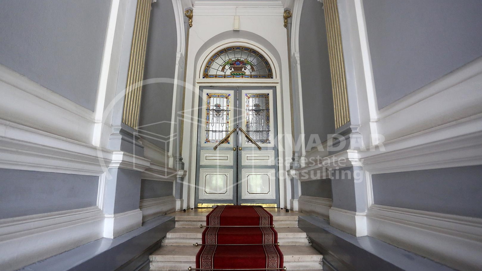 ZAGREB, ZRINJEVAC, CENTAR, 7-SOBNI STAN, 177 m2 I POTKROVLJE 120m2!!!