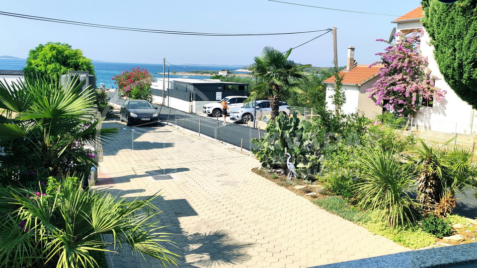 PAKOŠTANE /  PREKRASAN APARTMAN 64 m2 / BLIZINA MORA