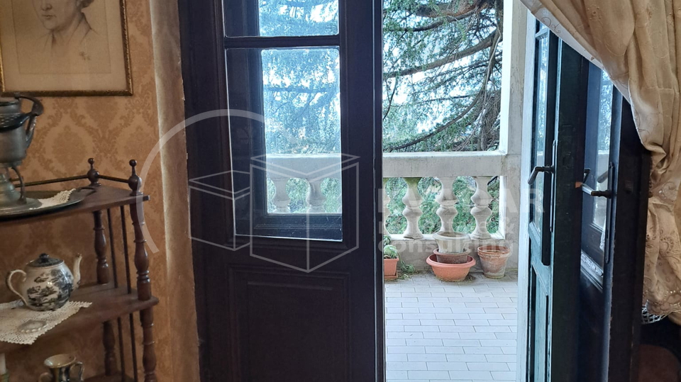 RIJEKA &sol; BULEVARD &ndash; EKSKLUZIVNI GOSPODSKI STAN U POVIJESNOJ VILI S POGLEDOM NA KVARNER 172&comma;27m2