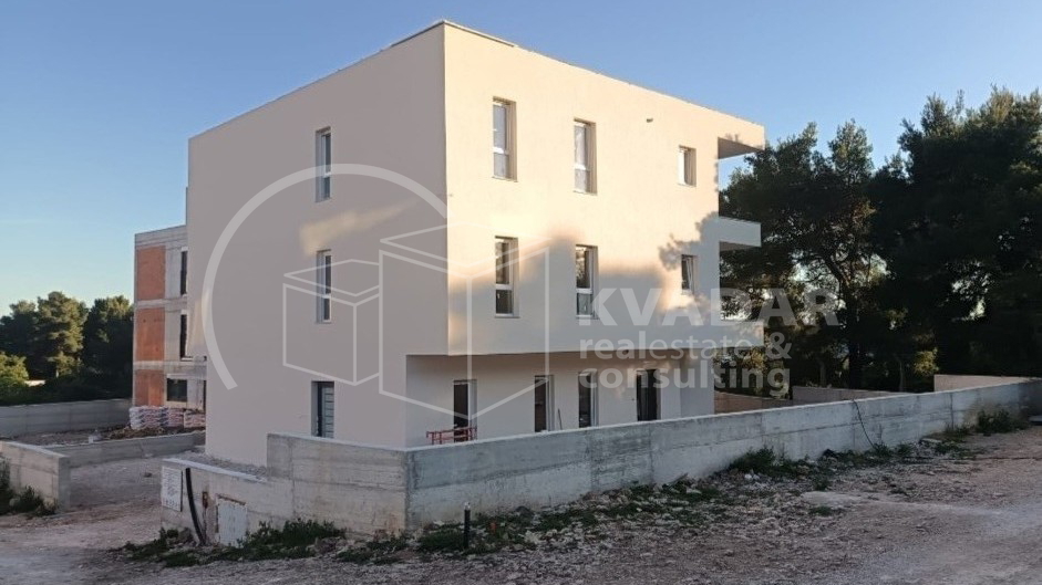 BEZ PROVIZIJE&ast;&ast;&ast;Prodaje se moderan stan S1 u &Scaron;ibeniku povr&scaron;ine 64 m2&sol; top lokacija &sol; 250 m od pla&zcaron;e Banj