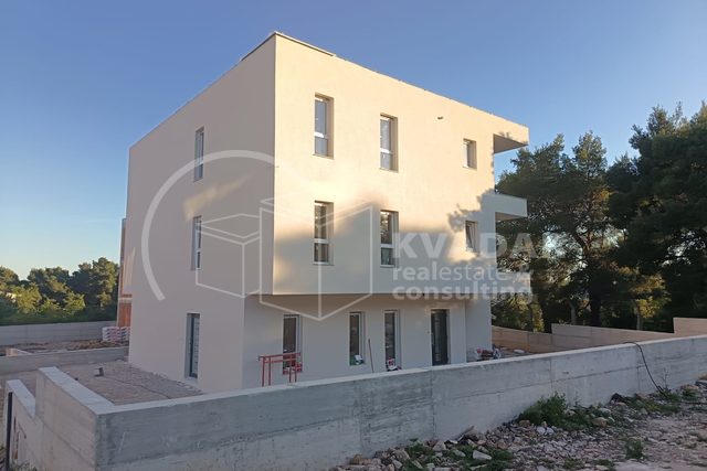 BEZ PROVIZIJE***Prodaje se moderan stan S2 u Šibeniku površine 62 m2/ top lokacija / 250 m od plaže Banj