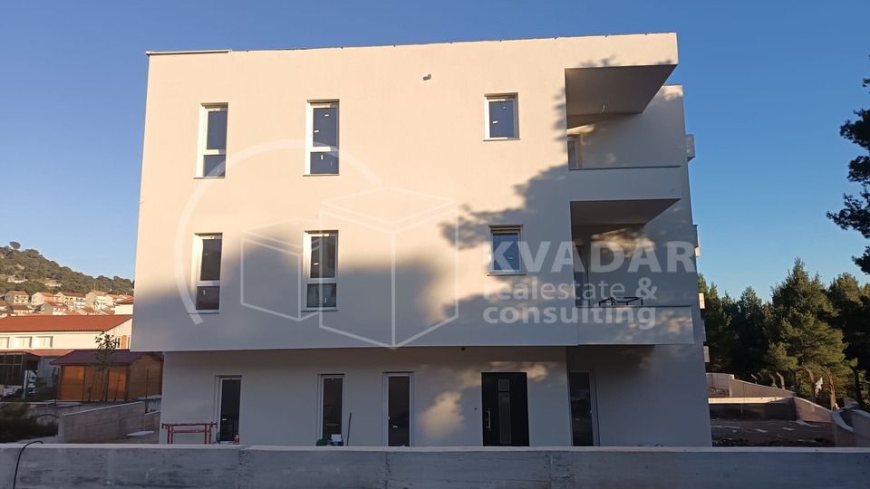 BEZ PROVIZIJE&ast;&ast;&ast;Prodaje se moderan stan S2 u &Scaron;ibeniku povr&scaron;ine 62 m2&sol; top lokacija &sol; 250 m od pla&zcaron;e Banj