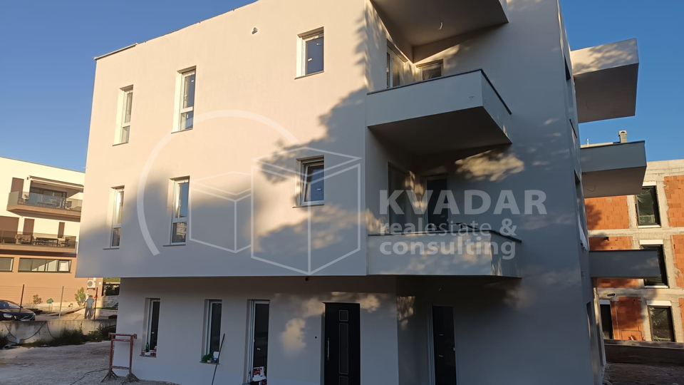 BEZ PROVIZIJE&ast;&ast;&ast;Prodaje se moderan stan S2 u &Scaron;ibeniku povr&scaron;ine 62 m2&sol; top lokacija &sol; 250 m od pla&zcaron;e Banj