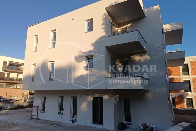 BEZ PROVIZIJE***Prodaje se moderan stan S4 u Šibeniku površine 62 m2/ top lokacija / 250 m od plaže Banj