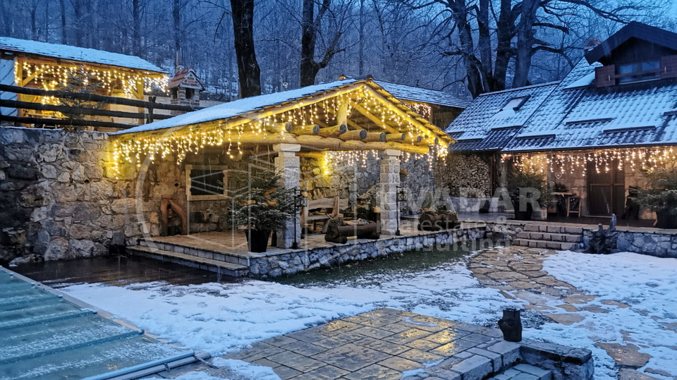 Luksuzno imanje sa dvije kuće i golf terenom, u srcu Like, Gračac