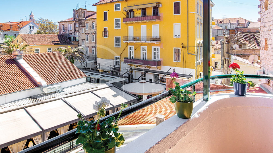 Historic center of Split - Luxurious 3-bedroom apartment 80m2 on the second floor of a stone house
