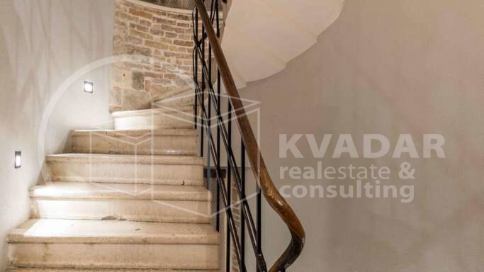 Historic center of Split - Luxurious 3-bedroom apartment 80m2 on the second floor of a stone house