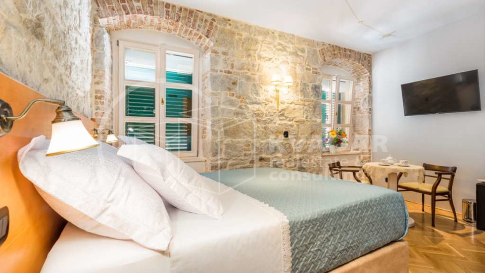 Historic center of Split - Luxurious 3-bedroom apartment 80m2 on the first floor of a stone house