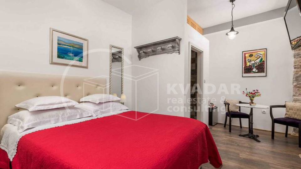Historic center of Split - Luxurious 3-bedroom apartment 80m2 on the first floor of a stone house