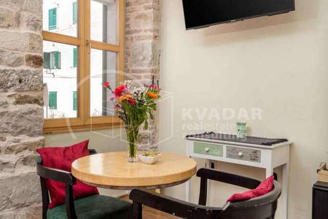 Historic center of Split - Luxurious 3-bedroom apartment 80m2 on the first floor of a stone house