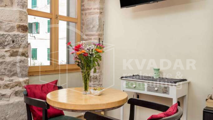 Historic center of Split - Luxurious 3-bedroom apartment 80m2 on the first floor of a stone house