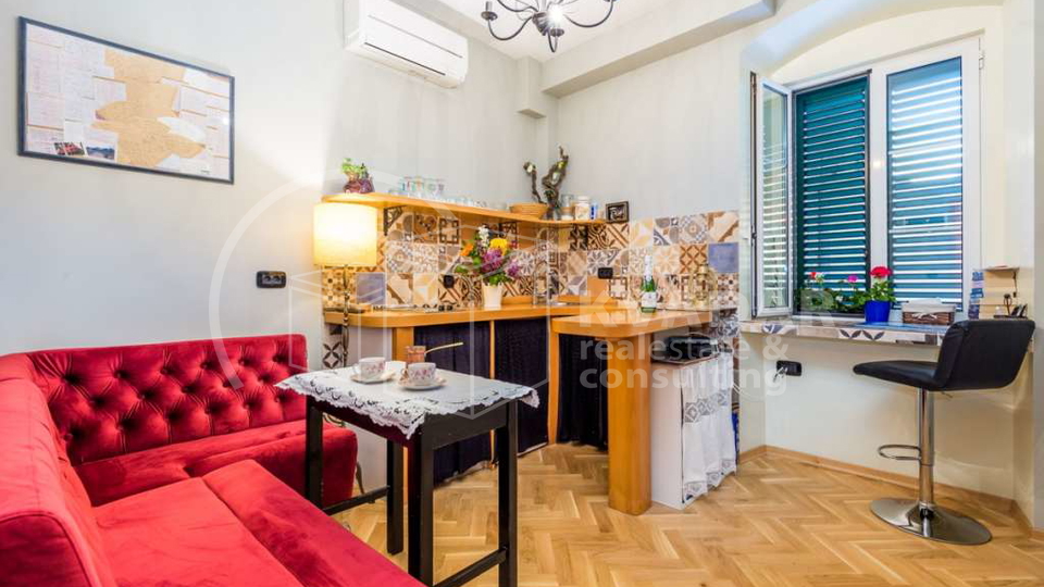 Historic center of Split - Luxurious 3-bedroom apartment 80m2 on the second floor of a stone house