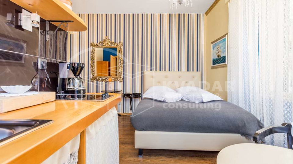 Historic center of Split - Luxurious 3-bedroom apartment 80m2 on the first floor of a stone house