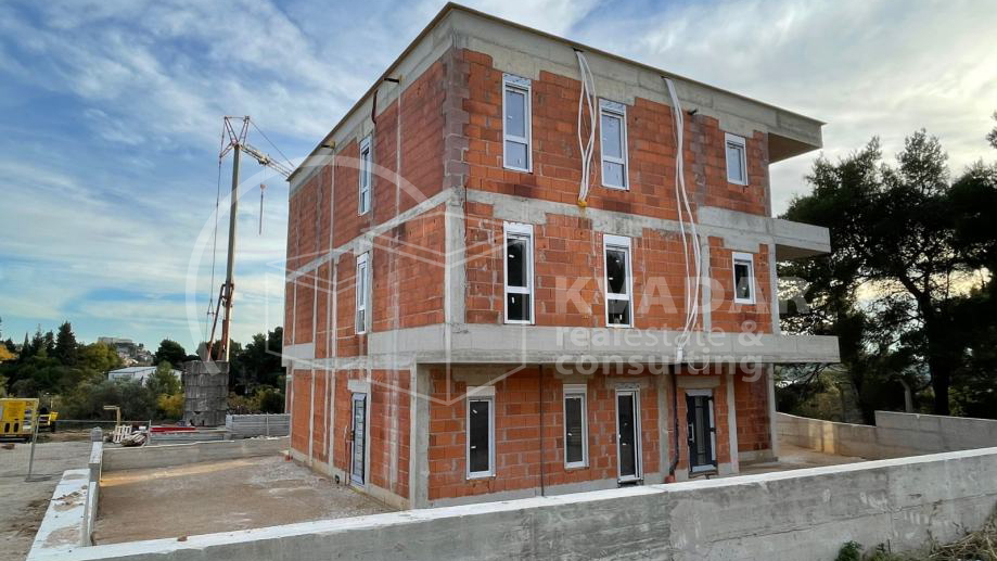 Prodaje se moderan stan S2 u &Scaron;ibeniku povr&scaron;ine 60 m2&sol; top lokacija &sol; 250 m od pla&zcaron;e Banj