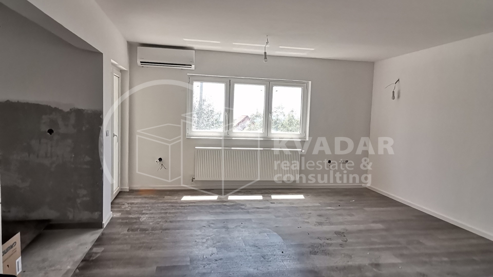 SUPER PRILIKA!DUGO SELO,4-SOBAN STAN (135,73 m2) SA GARAŽOM, 2 SPREMIŠTA I TERASOM