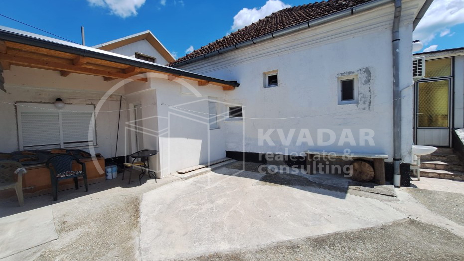Prodaje se ugodna prizemnica s oku&cacute;nicom u &Ccaron;azmi &ndash; odli&ccaron;na lokacija nadomak centra&excl;