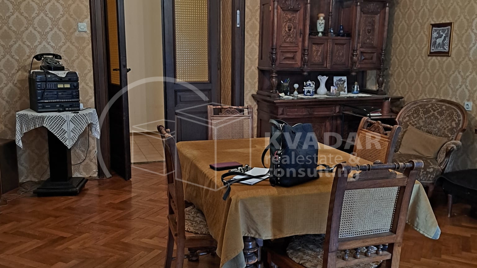 RIJEKA &sol; BULEVARD &ndash; EKSKLUZIVNI GOSPODSKI STAN U POVIJESNOJ VILI S POGLEDOM NA KVARNER 172&comma;27m2