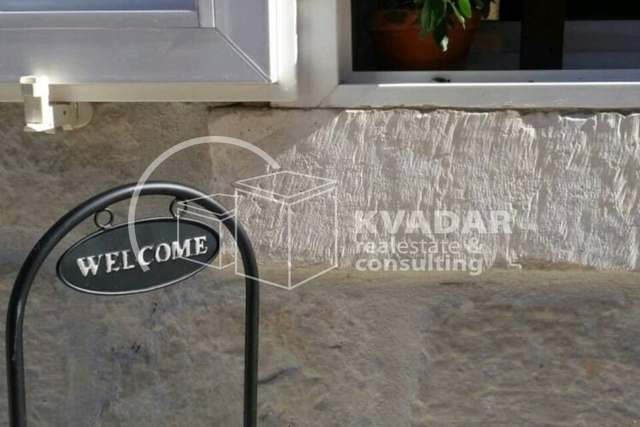 EXTRA CIJENA - HITNA PRODAJA - Kamena kuća sa terasom  - 50m od mora