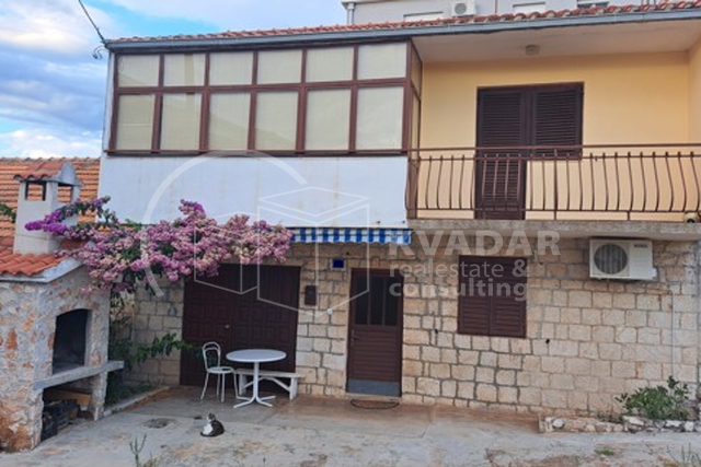 Kuća u nizu 2 etaže, garaža, 135m2 + dvorište + potkrovlje - Okrug Gornji - centar