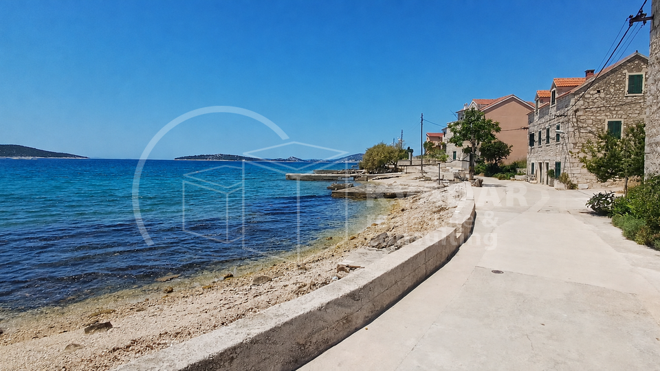 BEZ PROVIZIJE&ast;&ast;&ast;OTOK PRVI&Cacute;&sol;&Scaron;epurine&sol;Obnovljena kamena ku&cacute;a 30 metara od mora&comma; u centru prelijepih &Scaron;epurina&period;&period;&period;