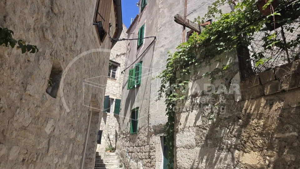 Šibenik/Top prilika! Top lokacija! Prodaje se kamena kuća/stan površine 64 m2 u samom centru!