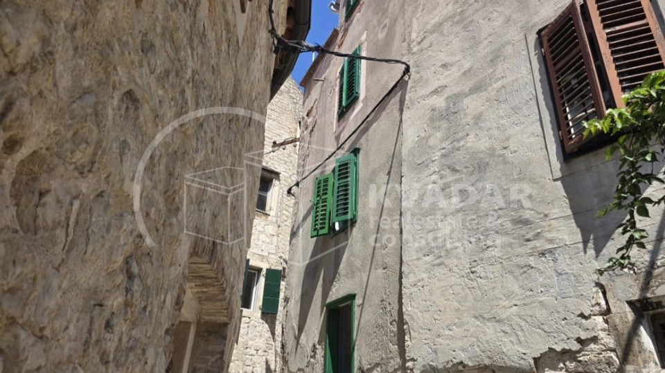 Šibenik/Top prilika! Top lokacija! Prodaje se kamena kuća/stan površine 64 m2 u samom centru!