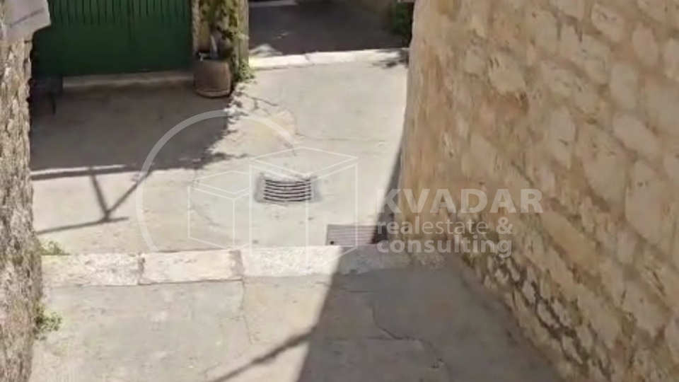 Šibenik/Top prilika! Top lokacija! Prodaje se kamena kuća površine 64 m2 u samom centru!