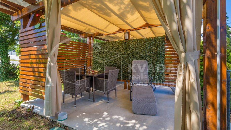 BEZ PROVIZIJE ZA KUPCA&excl;&excl;&sol;Malinska&sol; Ekskluzivan apartman 36m2 s privatnim vrtom 77m2 &excl;