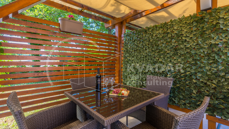 BEZ PROVIZIJE ZA KUPCA&excl;&excl; &sol; Malinska&sol;Ekskluzivan apartman 37m2 s privatnim vrtom 77m2&excl;