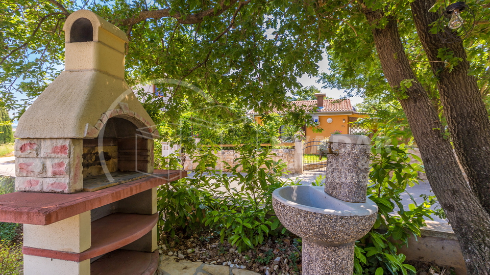 BEZ PROVIZIJE ZA KUPCA&excl;&excl;&sol;Malinska&sol; Ekskluzivan apartman 36m2 s privatnim vrtom 77m2 &excl;